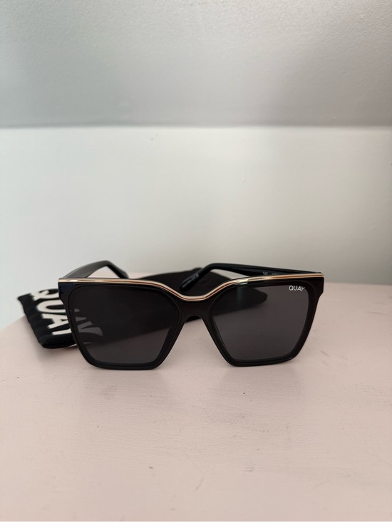 Quay Australia Accessories - Quay Australia Black Oversized Cat-Eye Sunglasses with Gold Trim